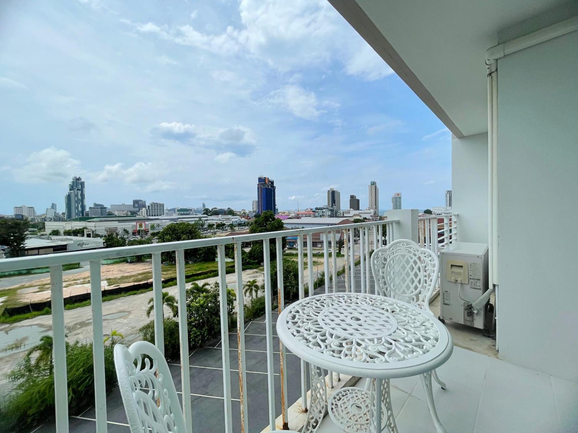 Baan Pattaya By Sabai Hotel Exterior photo